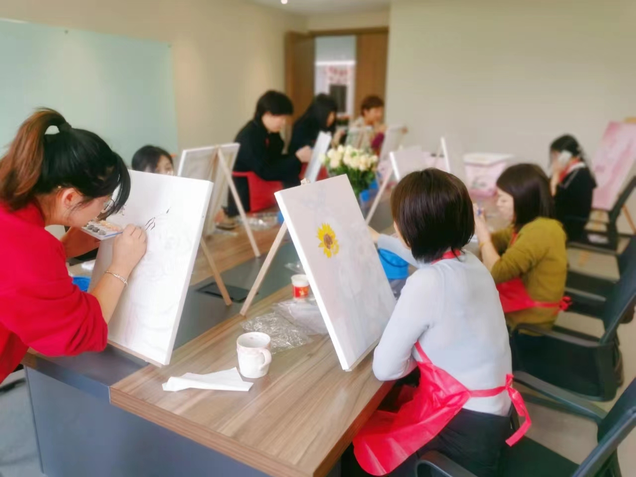 昌能开展“三八女神节”油画绘画活动